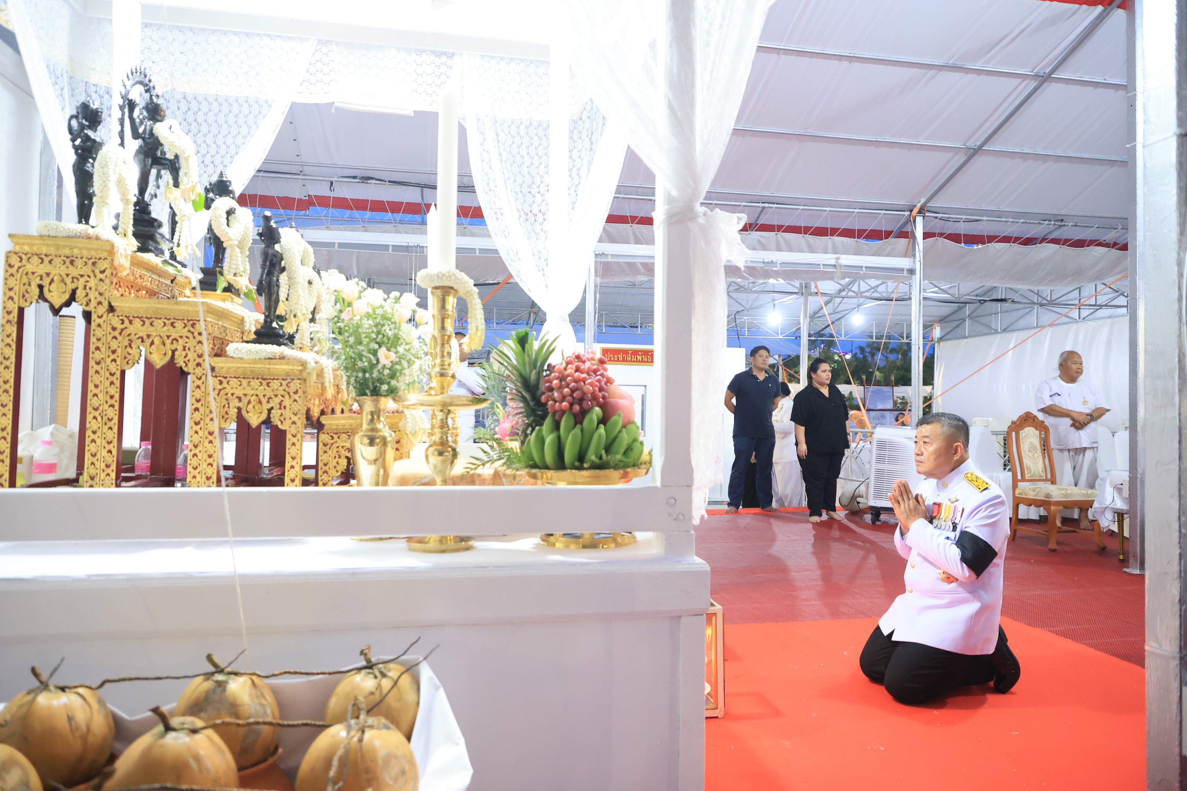 title - ปลัดเกษตรฯ ผู้ทำหน้าที่พระยาแรกนา พร้อมด้วยเทพีคู่หาบทองและเทพีคู่หาบเงิน ทำพิธีล้างมือพระยาแรกนา และเจิมหน้าพระโค